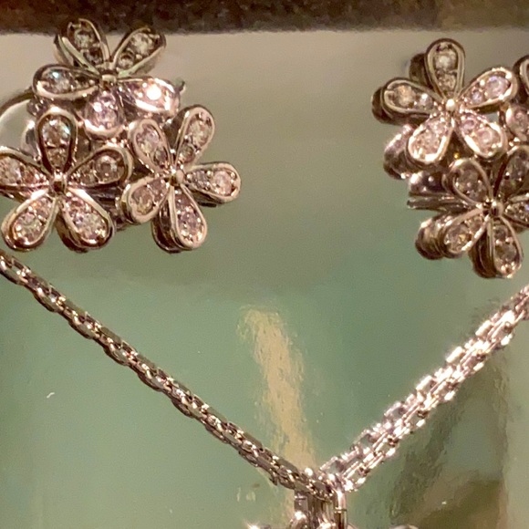 New Kate Spade gleaming gardenia cluster studs and pendant set - Picture 8 of 12